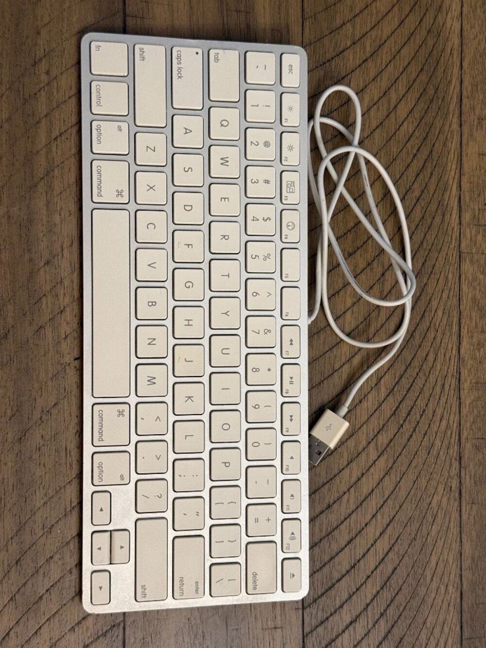 Apple Compact Wired USB Keyboard - Picture 1 of 3